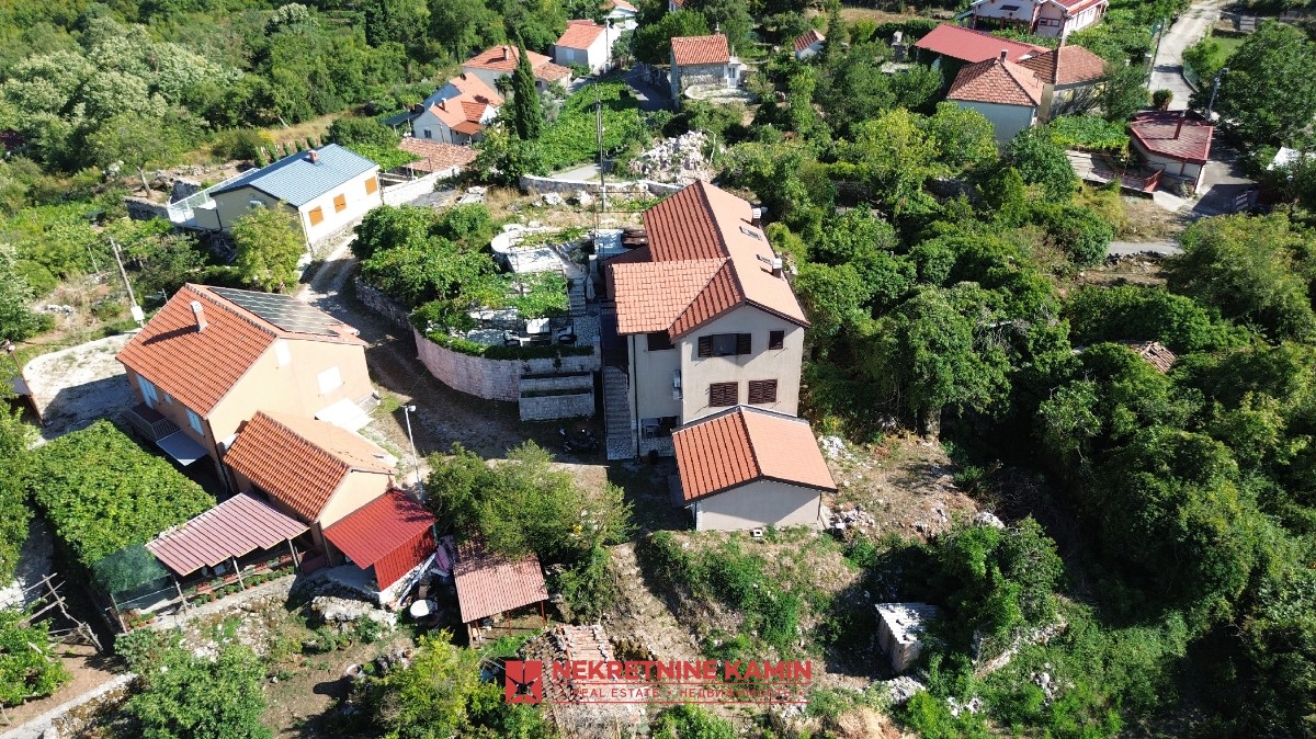 Savršen spoj tradicije, vrhunskog dizajna i prirode: Porodična kuća u blizini Virpazara